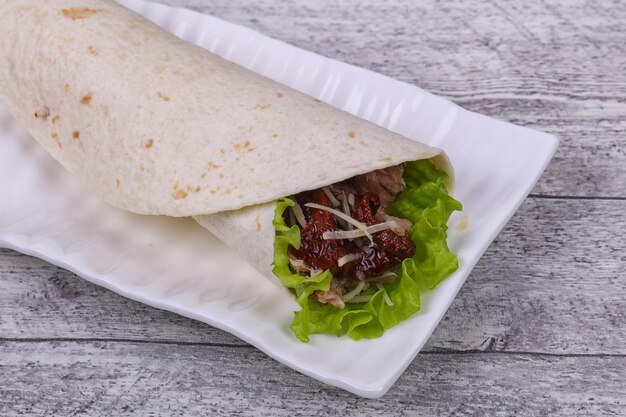 Tortilha com salada de atum e tomate seco