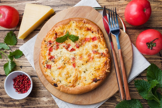 Tortilha de pizza caseira com tomate e queijo