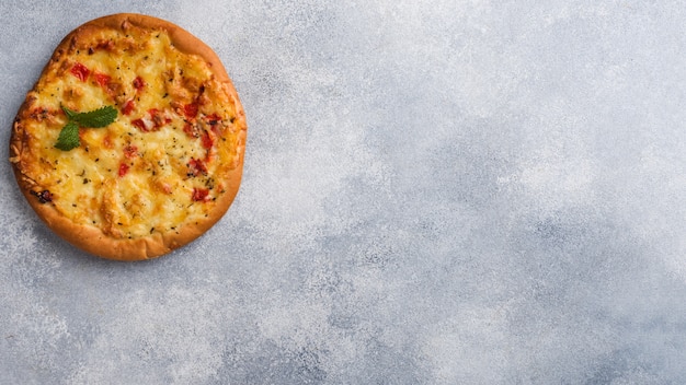 Tortilha de pizza caseira com tomate e queijo