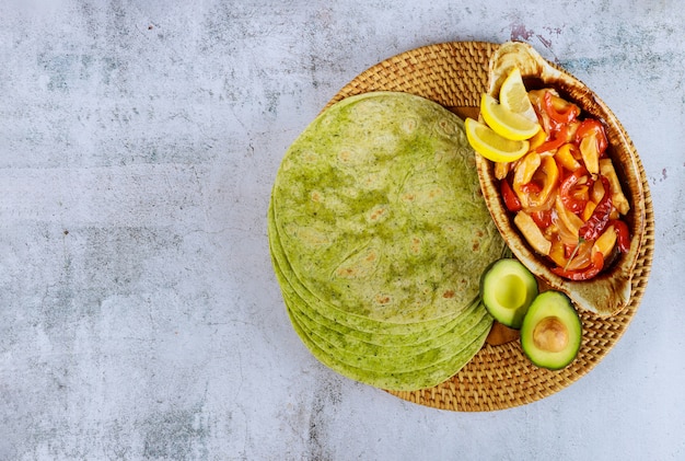 Tortilhas de espinafre com fajita e abacate