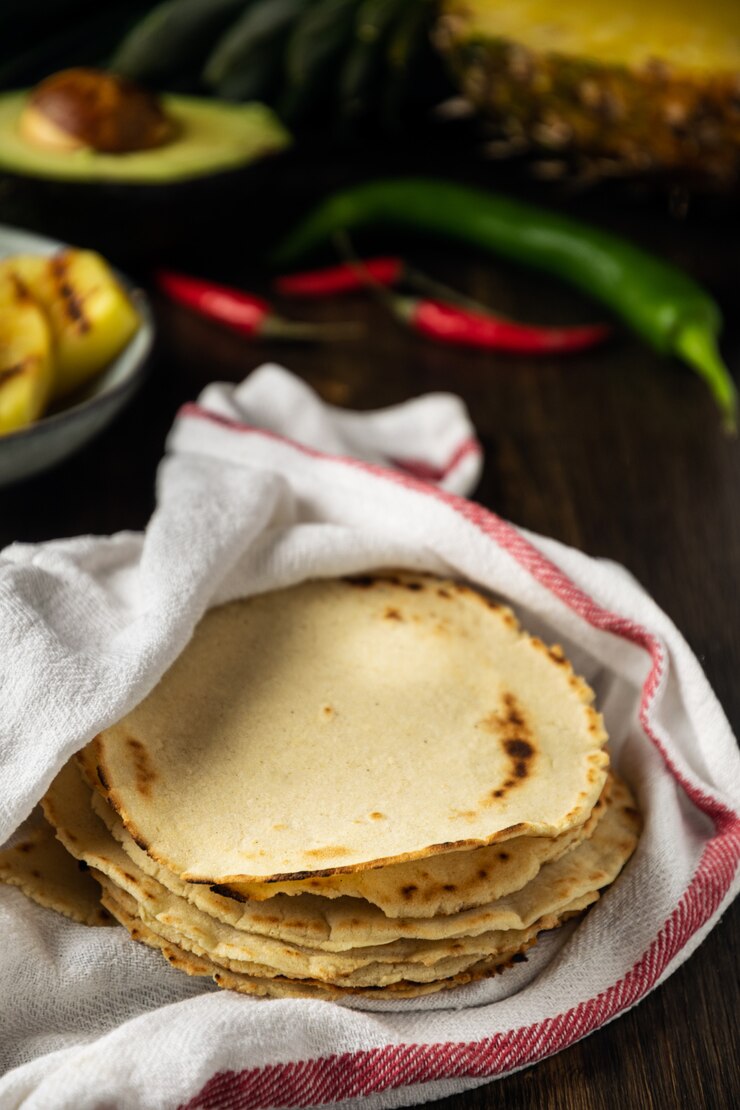 Tortilhas de milho mexicano na mesa de madeira escura