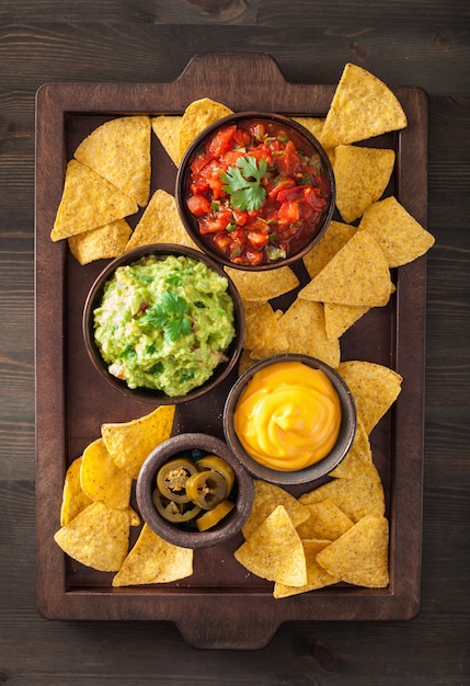 Tortilhas de nachos mexicanas com molho de guacamole, salsa e queijo