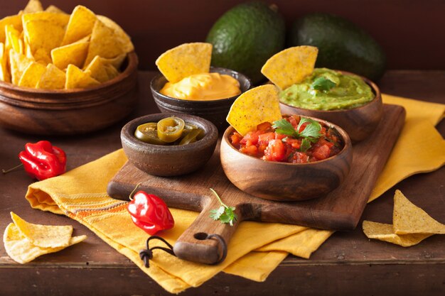 Tortilhas de nachos mexicanas com molho guacamole e salsa