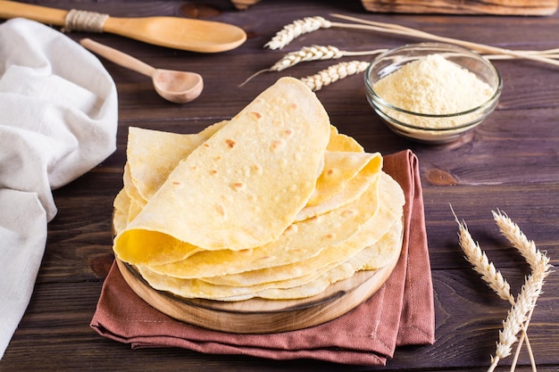 Tortilhas mexicanas de milho caseiro embrulham em uma placa em cima da mesa