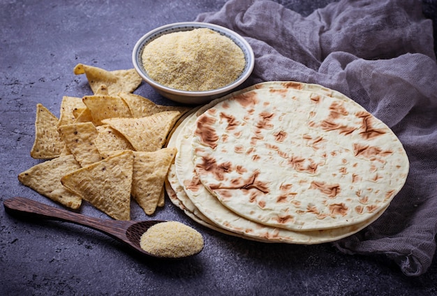 Tortilhas mexicanas, nachos e farinha de milho. foco seletivo