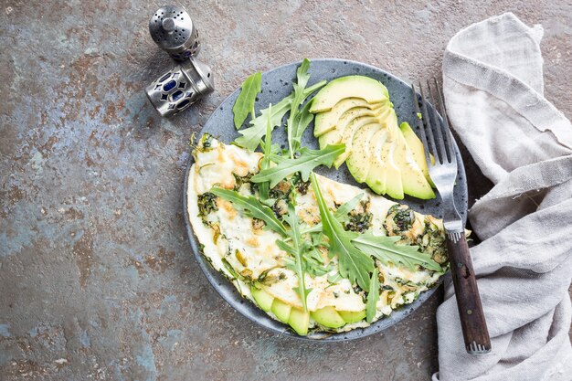 Tortilla con aguacate y rúcula