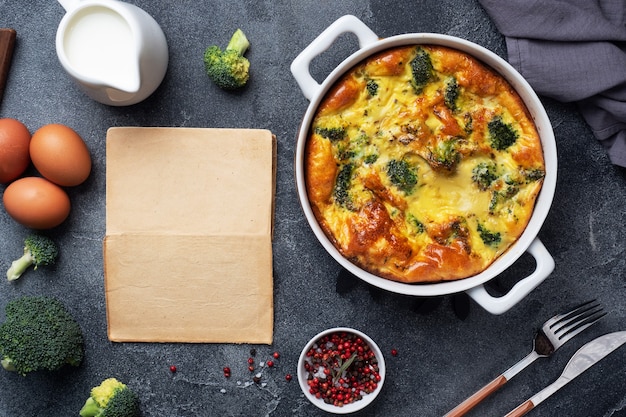 Tortilla al horno con brócoli en un plato de cerámica