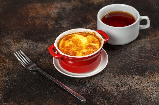 Tortilla al horno con corteza dorada en un tazón con té