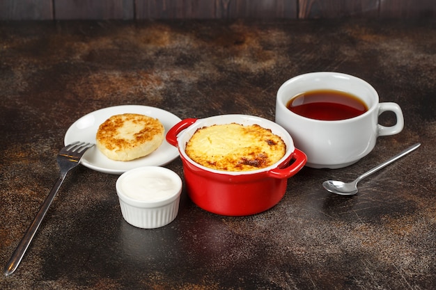 Tortilla al horno con corteza dorada en un tazón con té