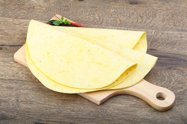Tortilla auf dem Holz Hintergrund