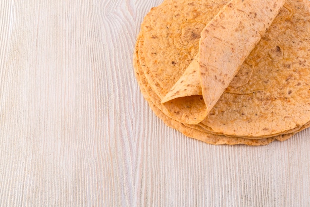 Foto tortilla auf hölzernem tischhintergrund