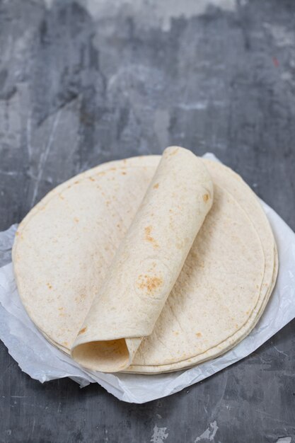 Tortilla auf weißem Papier auf Keramik