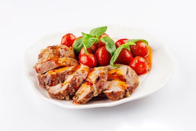 Tortilla de carne al horno con espinacas y tomates aislados en blanco