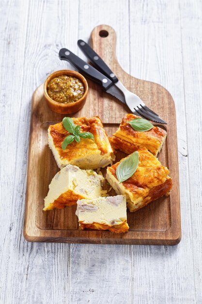 Tortilla de carne de pollo al horno con pechuga de pollo y huevo