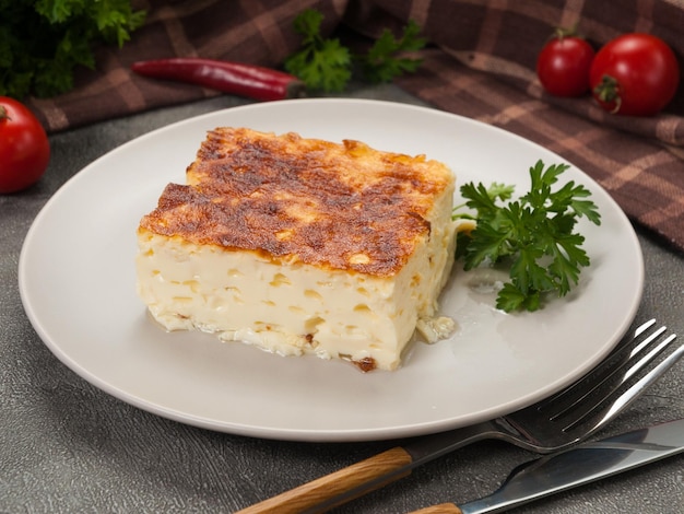 Tortilla casera aireada con leche y hierbas en un plato gris