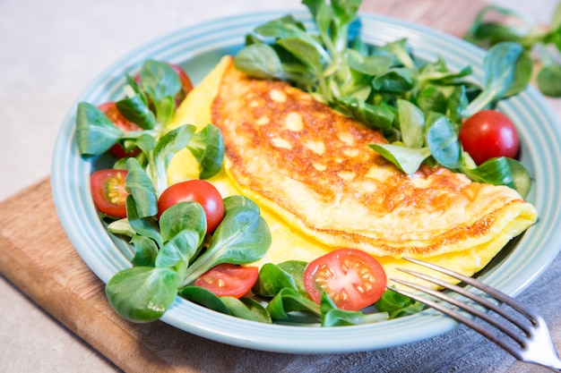 Tortilla casera con ensalada en un plato. Concepto de comida sana