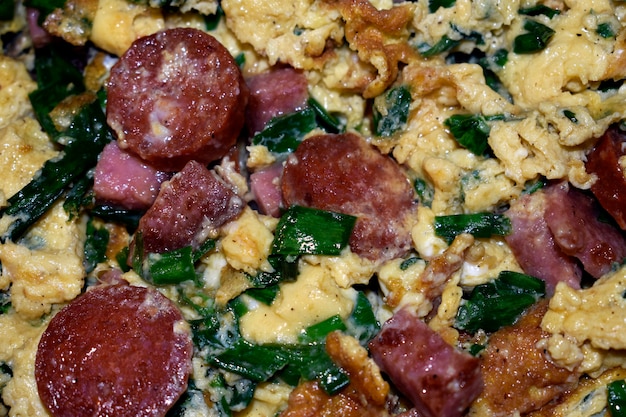 Tortilla con cebolla verde y salami