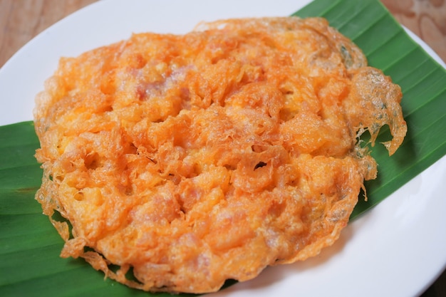 Tortilla de cerdo marinada en un plato