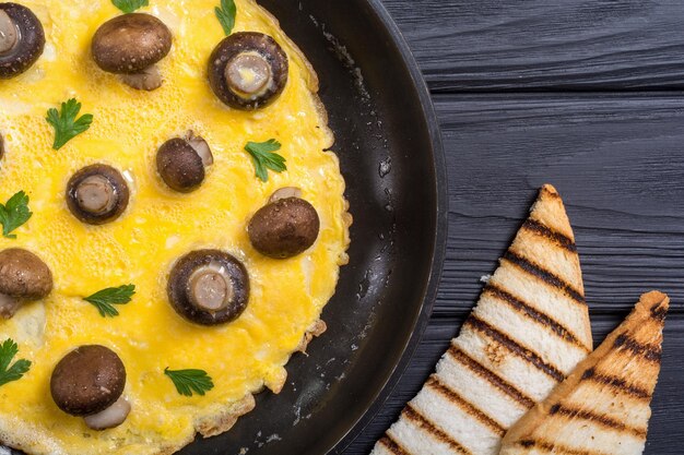 Tortilla con champiñones y perejil en sartén Frittata