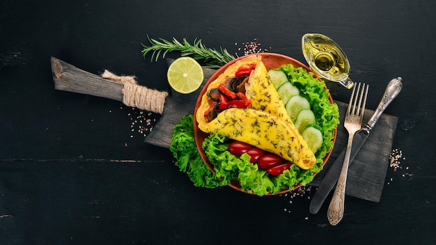 Tortilla con champiñones y verduras Huevos fritos Sobre un fondo de madera Vista superior Espacio de copia libre