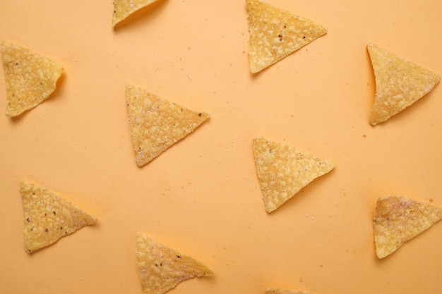 Tortilla chip o nacho chips patrón en el fondo amarillo vista superior