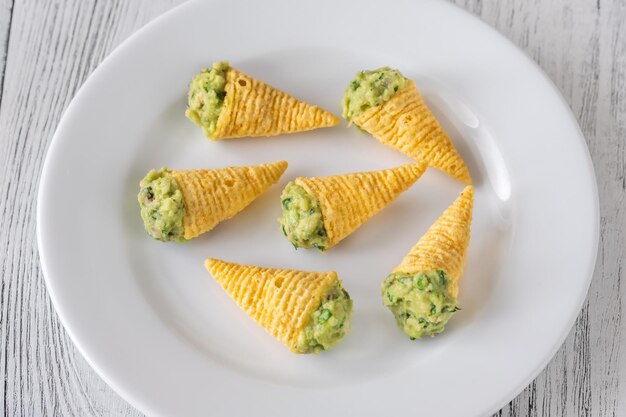 Tortilla-Chips-Kegel mit Guacamole