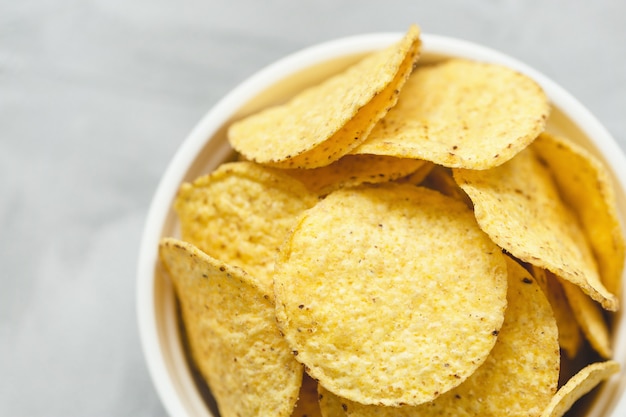 Tortilla chips de maíz en un tazón en gris