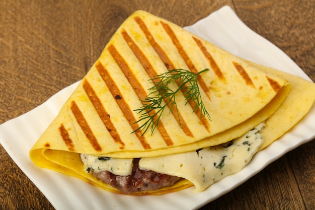 Tortilla con chuleta de hamburguesa a la parrilla