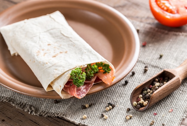 Tortilla com linguiça e tomate