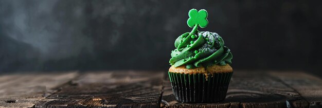 Tortilla conceptual del día de San Patricio con espacio de copia en la parte superior del trébol