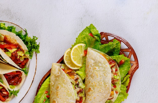 Tortilla de farinha de comida mexicana recheada com alface, carne e queijo