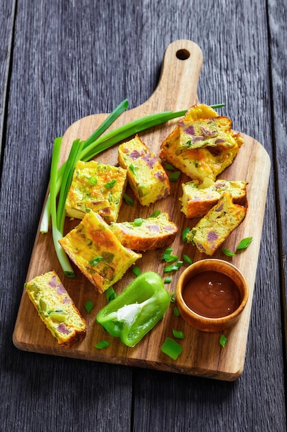 Tortilla de Denver al horno sobre una tabla