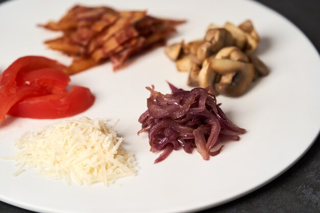 Tortilla de desayuno tradicional con tocino, tomate, champiñones, cebolla.