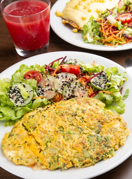 Tortilla, ensalada y jugo rojo