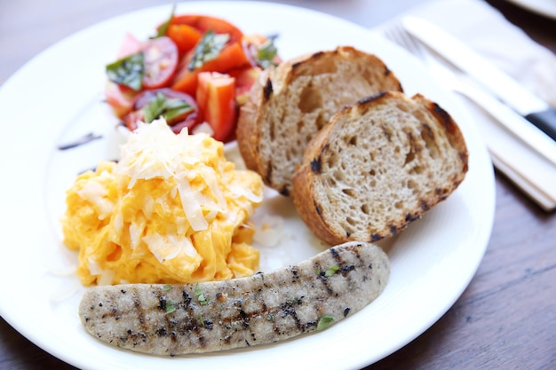 Tortilla con ensalada de pan y tomate