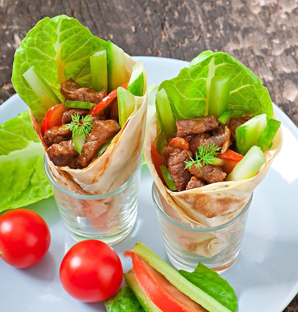 Tortilla envuelta con carne y verduras frescas