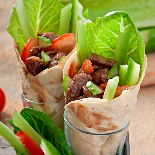 Tortilla envuelta con carne y verduras frescas