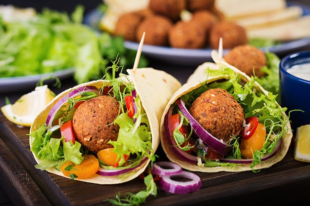 Tortilla envuelta con falafel y ensalada fresca.