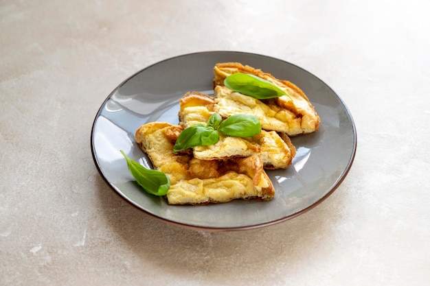 Tortilla de espagueti casera con huevos y perejil