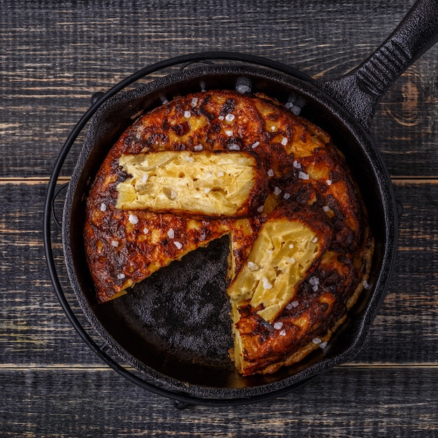 Foto tortilla espanhola em uma frigideira.