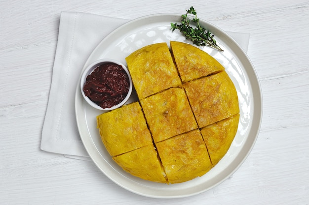 Tortilla española casera con patatas y huevos. Comida tradicional española