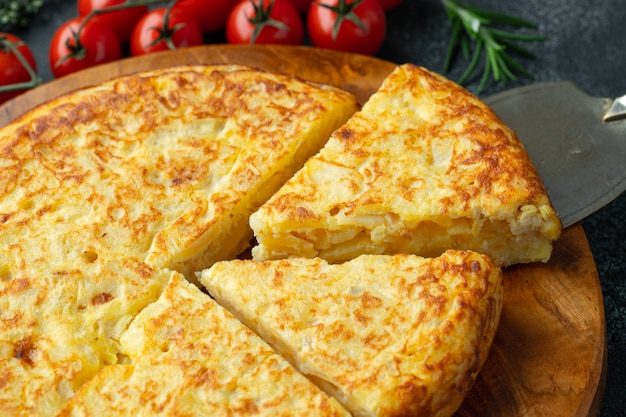 Tortilla española con papas y cebolla.