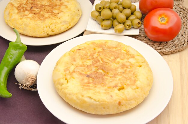 Foto tortilla española en plato blanco