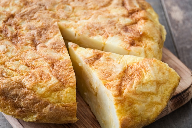 Tortilla española tradicional en mesa de madera rústica