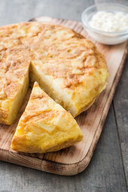 Tortilla española tradicional en mesa de madera