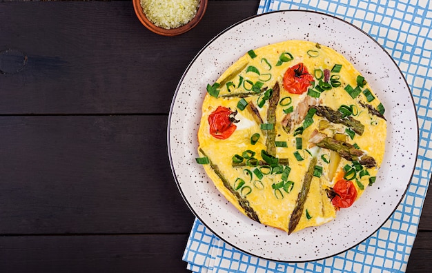 Tortilla de espárragos y tomate para desayunar