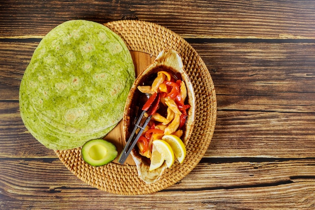 Tortilla de espinacas con pollo y vegetales salteados