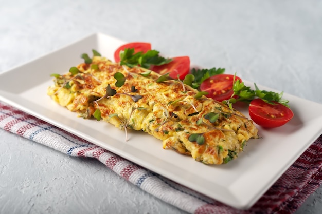 Tortilla francesa fresca con comida vegetariana de verduras frescas