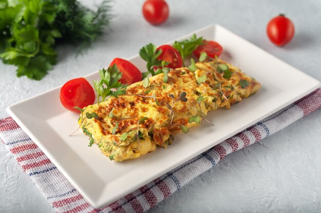 Tortilla francesa fresca con comida vegetariana de verduras frescas