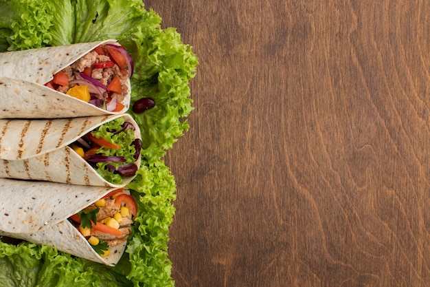 Foto tortilla fresca envuelta con espacio de copia